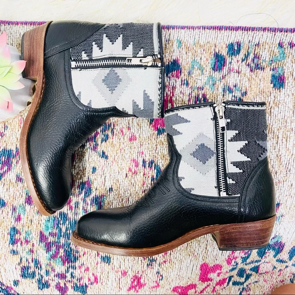 Anthropologie• Uxibal•black & gray short leather western booties size 6